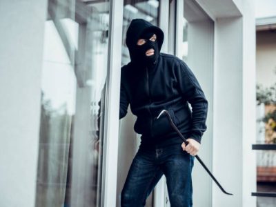 Robber breaks house door